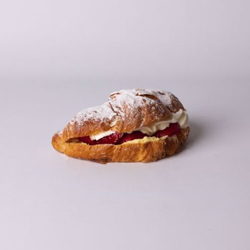Afbeelding van Aardbeien Croissant pudding en slagroom
